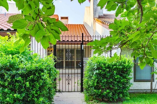 Foto del edificio - 817 W Rochelle Rd