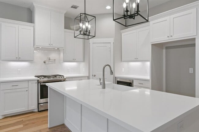 Building Photo - 1121 E 27th St