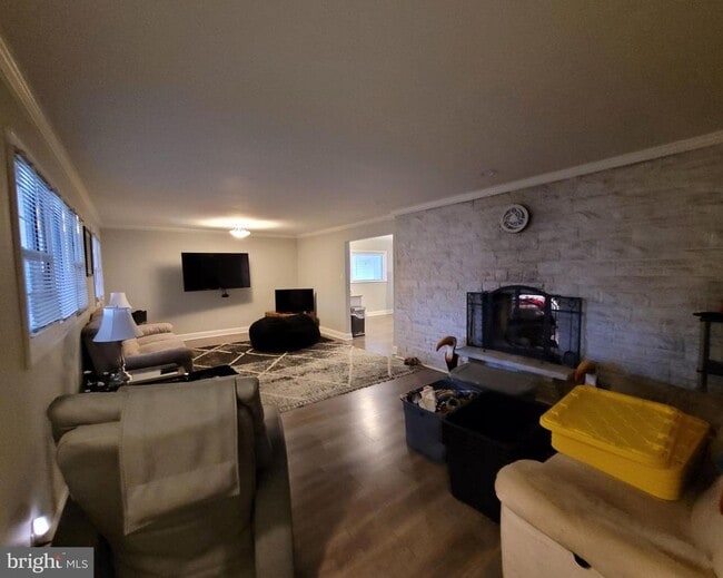 Foto del edificio - 302 Iris Rd