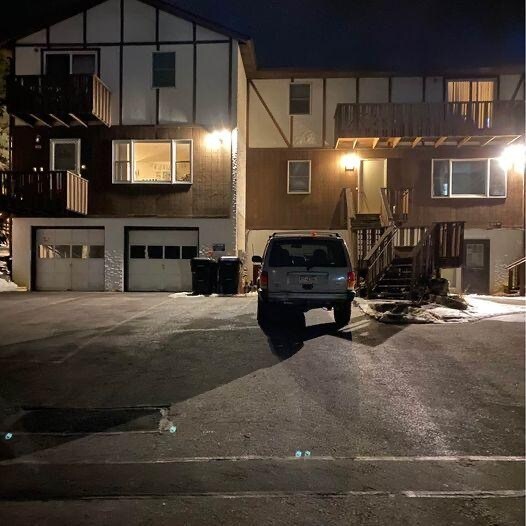 Luces de noche en el frente del edificio. - 808 Southgate Dr