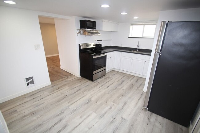 Building Photo - 7326 Triplex