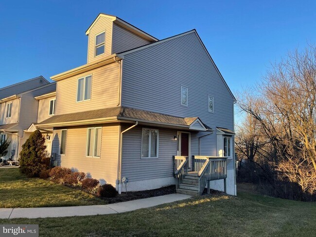 Foto del edificio - 404 Pinebrooke Cir