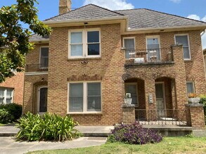 Building Photo - 247 E Lullwood Ave