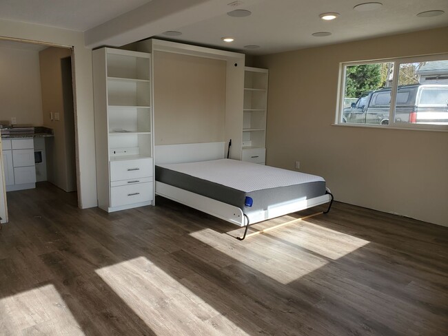 Building Photo - Furnished Studio