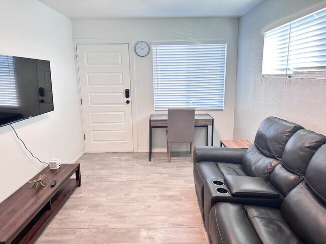 Sala de estar - 4021 Fillmore Ave