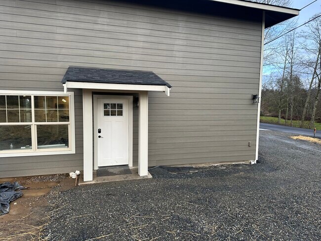 Foto del edificio - 4249 King Mountain Rd