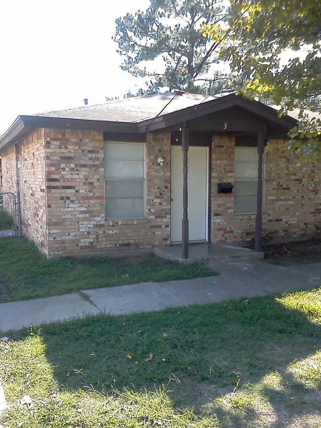 Building Photo - 1511 Elms Rd