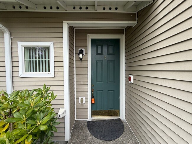 Foto del edificio - 4 Bed 3 Bath Gated Townhome Near Maplewood Golf