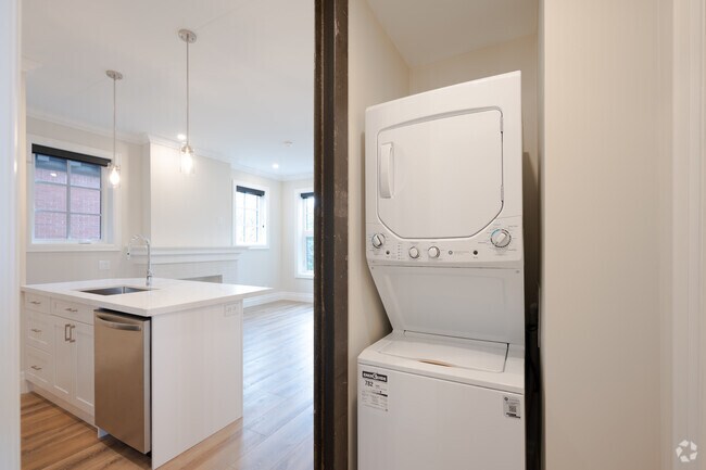 Lessive - 100 Charlton Ave W