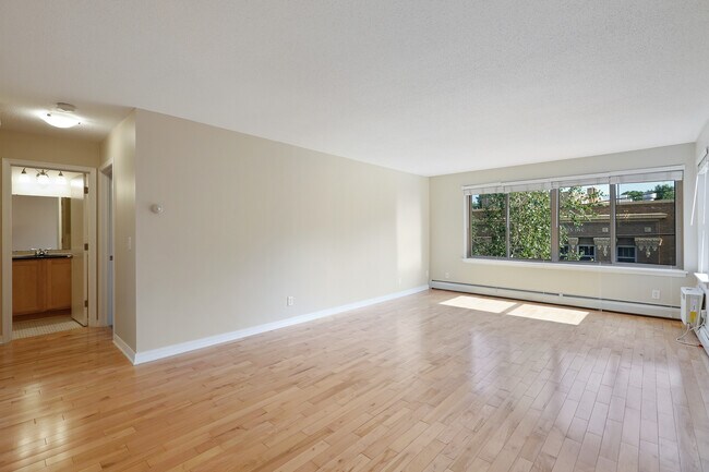 Building Photo - 2727 W 43rd St