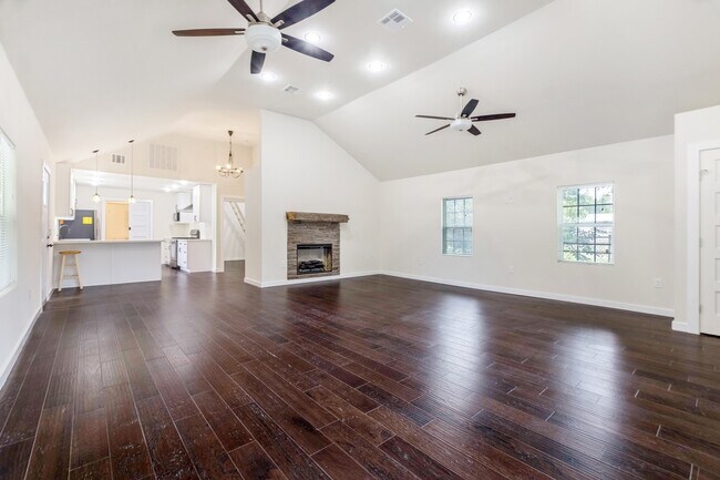 Building Photo - Stylish & Remodeled 2/2 with Vaulted Ceilings + Park Access