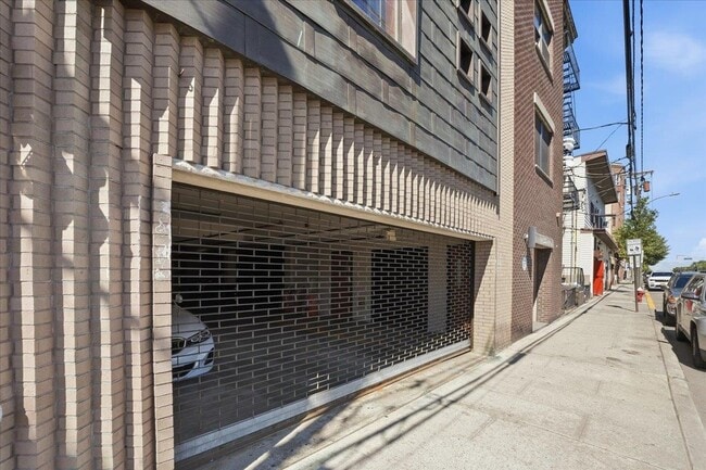 Building Photo - 515 30th St