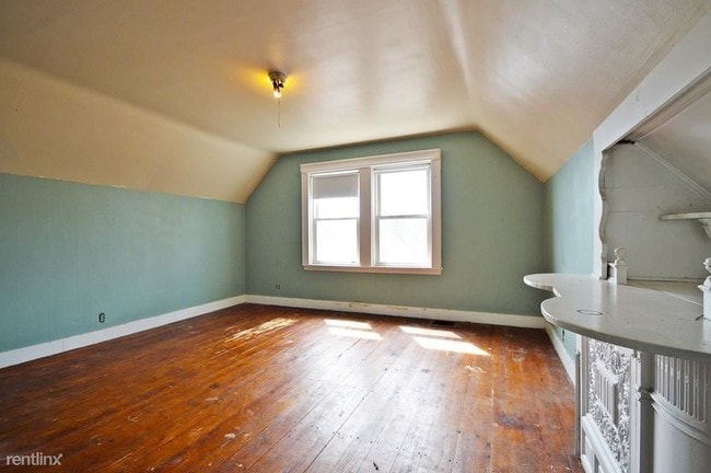 Building Photo - 2 Roslyn Pl