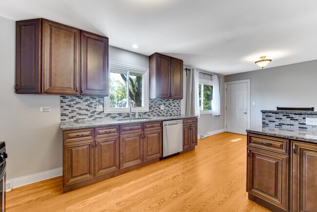 Building Photo - 879 E Holly Way