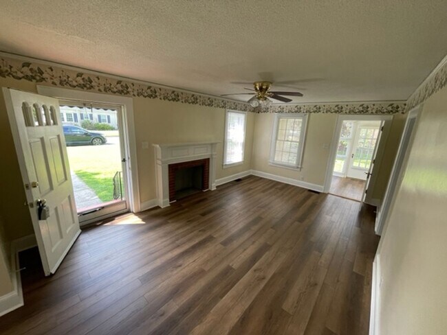 Foto del edificio - 4 Bedroom 2 bath home with garage in beautiful downtown Graham!