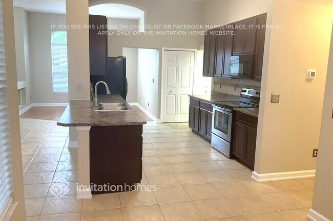 Foto del edificio - 1735 Creekwater Blvd