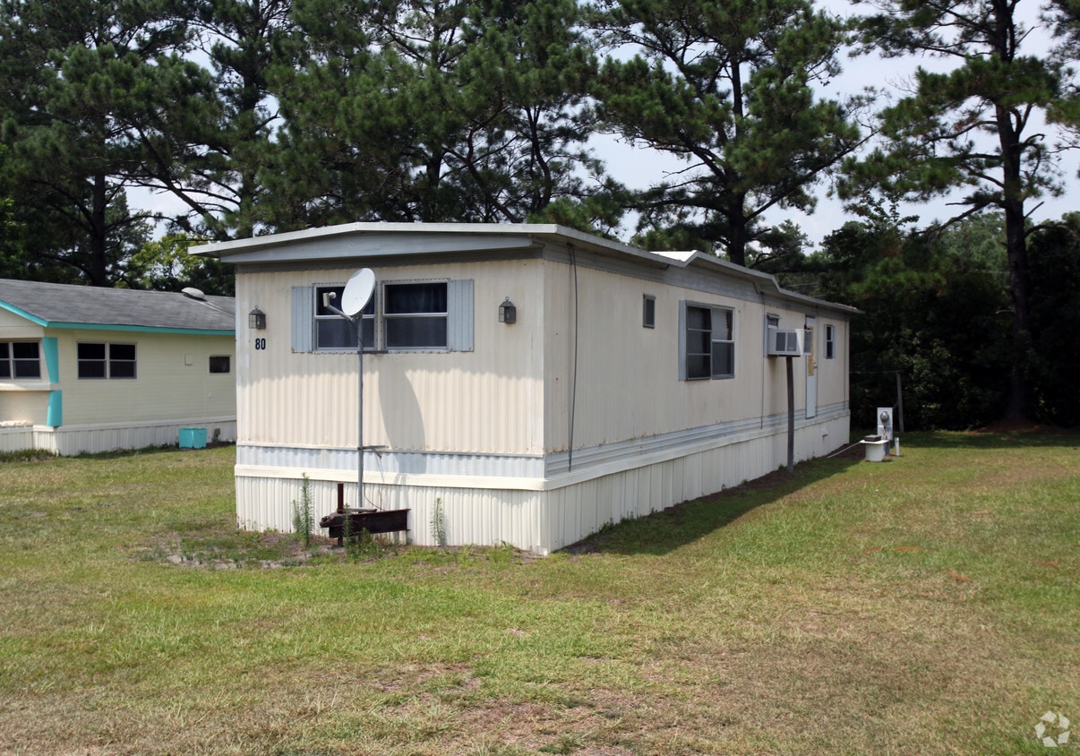 J & M Mobile Home Park Apartments in Hampstead, NC