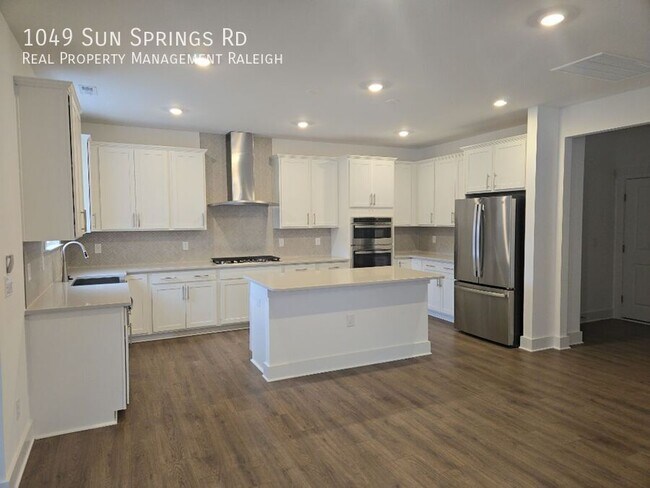 Building Photo - 1049 Sun Spgs Rd