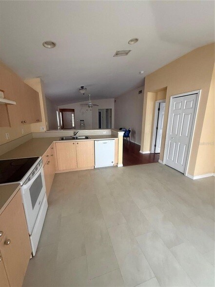Building Photo - 11422 Crestlake Village Dr