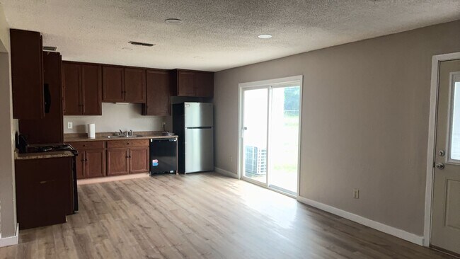 Foto del edificio - Renovated 3-bedroom 2-bathroom house! HOUSING ACCEPTED!