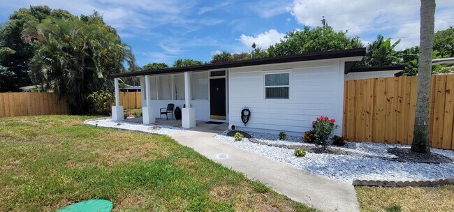 Building Photo - 1825 4th Ln