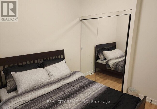 Photo du bâtiment - 2300 St Clair Ave W