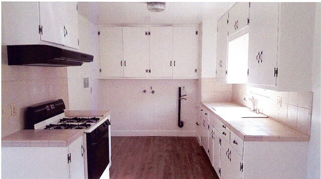 Kitchen w/washer-dryer hookup - 143 S Myrtle Ave