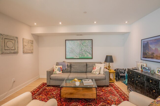 Foto del edificio - Stunning 2 BR/2 BA Condo in Lanier Heights!