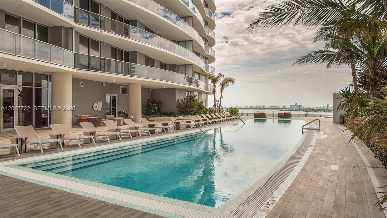 Foto del edificio - 488 NE 18th St