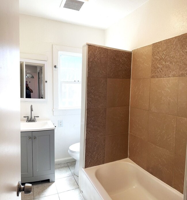 Building Photo - 2648