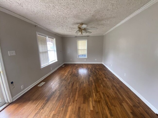 Building Photo - 2 Bedroom 1 Bath House with fenced yard an...