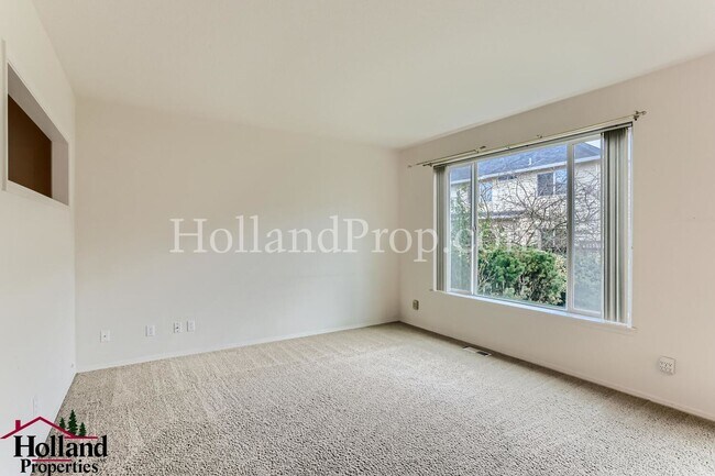 Foto del edificio - Nice Hillsboro Home with fenced yard and two car garage!
