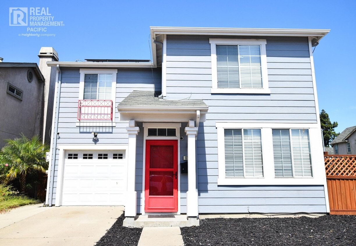 Newly Renovated 4 Bedroom with Parking - Newly Renovated 4 Bedroom with Parking