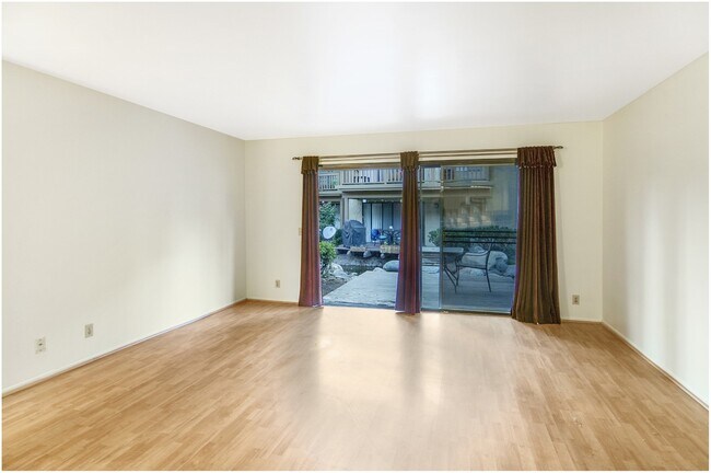 Foto del edificio - 2 Bedroom Ground Floor Irvine Condo