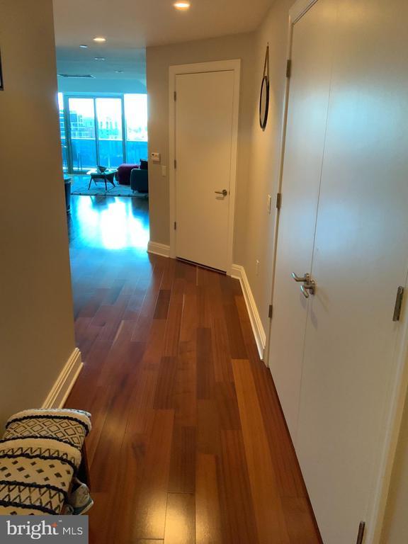 Foto del edificio - 1881 N Nash St