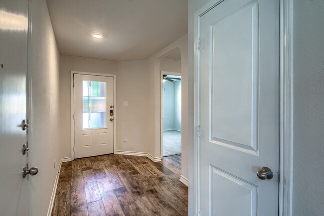 Foto del edificio - Welcome to this beautifully maintained 4-bedroom, 2-bathroom home in the highly desirable Whisper...