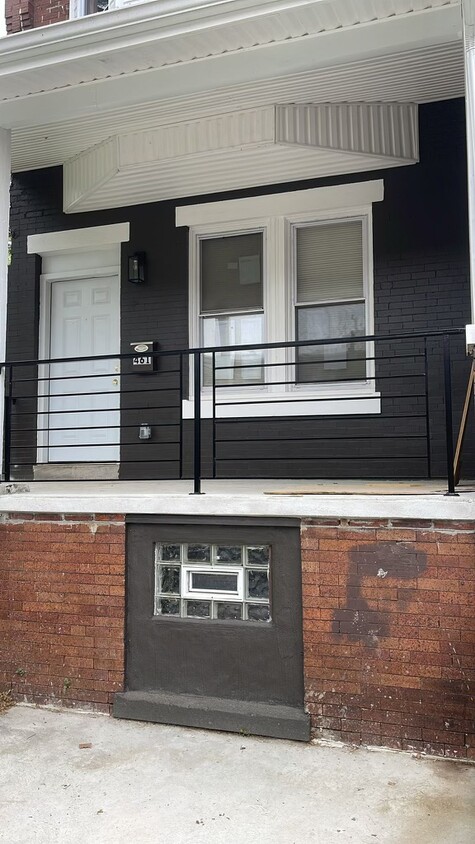 Primary Photo - 461 W Winona St