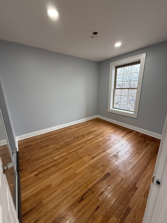 Building Photo - 4921 W Addison St