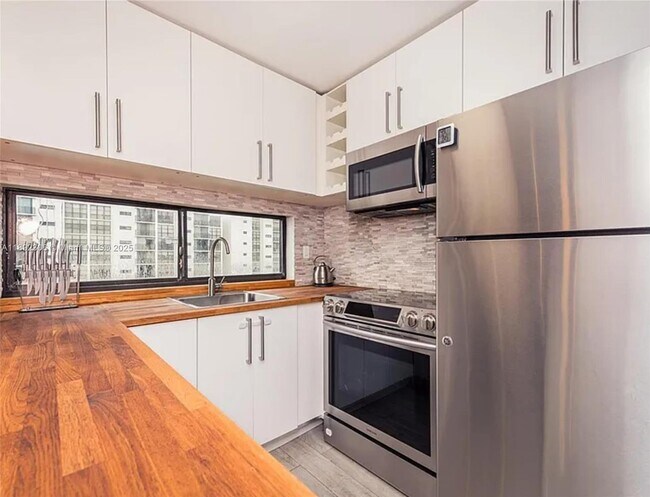 Foto del edificio - 16919 N Bay Rd