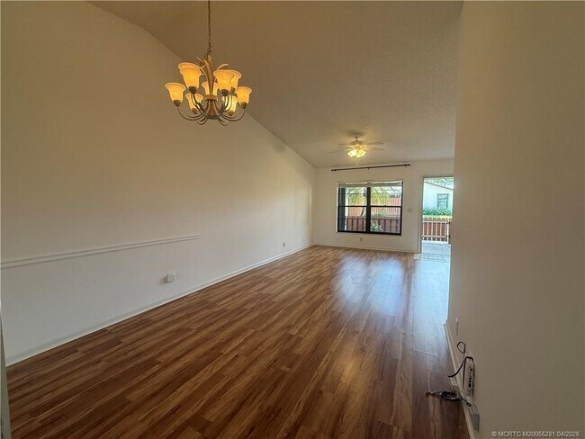 Foto del edificio - 8005 SE Villa Cir