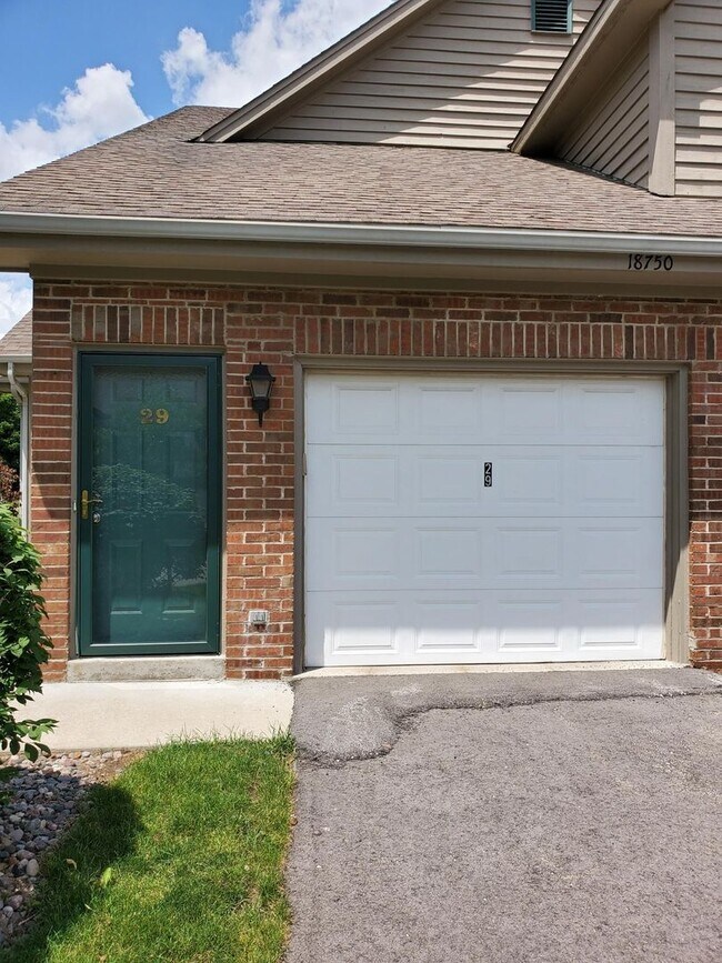 Building Photo - Brookfield 2 Bed 2 Bath Condo