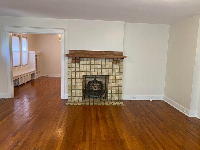 Building Photo - Open & Bright! 3 bedroom duplex