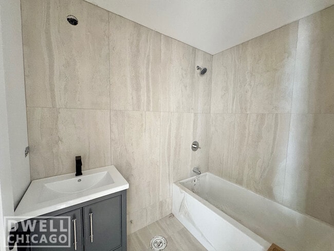 Foto del edificio - 3606 N Pine Grove Ave