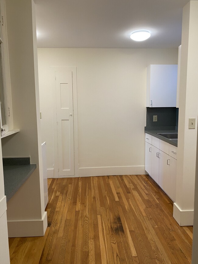 Building Photo - 11 Strathmore Rd