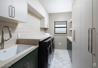 Building Photo - 4702 Oak Leaf Dr
