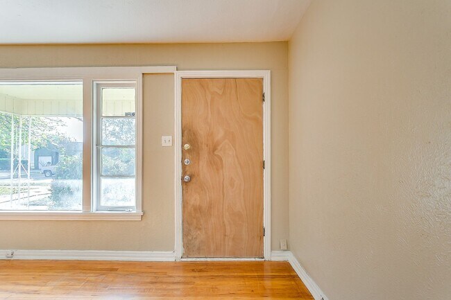 Building Photo - Ready for New Tenants- 2 bedroom 1 bath with an Additional Flex Room  Minutes from TCU- 76109