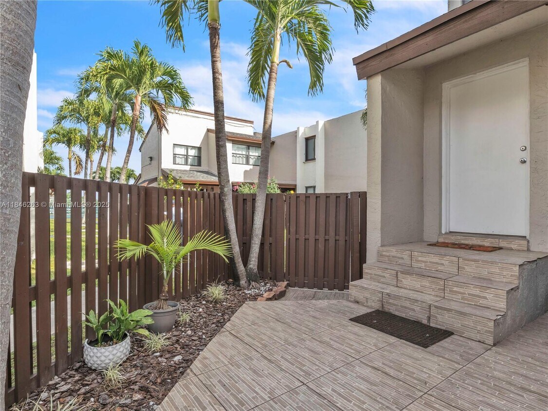 Foto principal - 10300 NW 9th St Cir