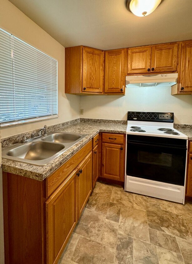 302 W Court St Unit 302, Union Gap, WA 98903 Room for Rent in Union