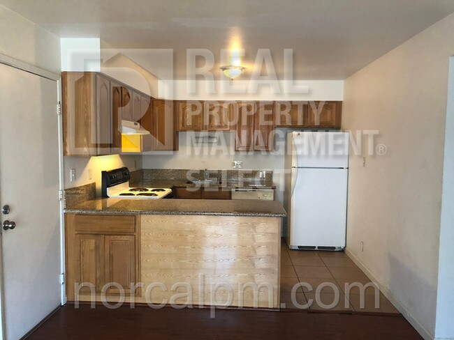 Building Photo - Updated 3 bed 2 bath duplex!