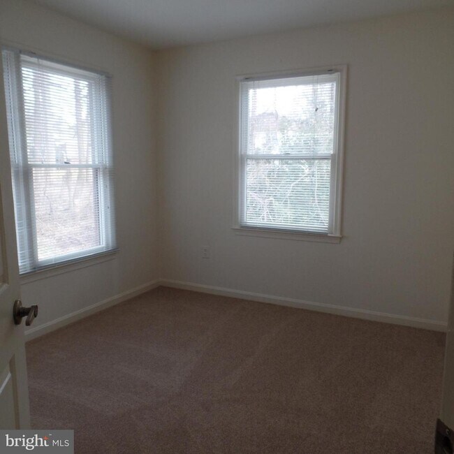Building Photo - 9 Fieldstone Ct